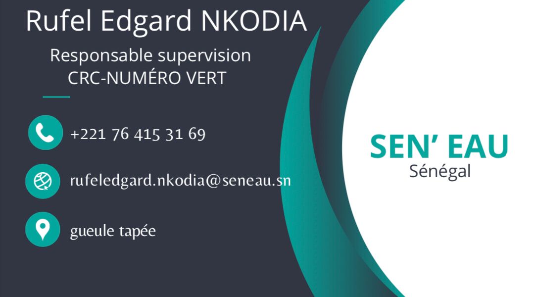 Trois cartes de visite modernes sur un bureau avec design coloré et typographie soignée